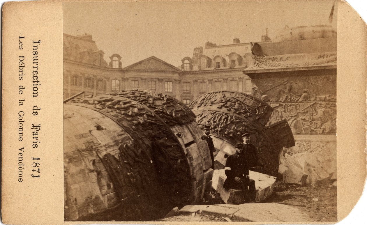 Municipality of Paris (1871): two communards posing near the debris of the fallen column of Place Vendome in Paris. Anonymous photography. Dim. 10,5x6,4 cm بواسطة غير معروف