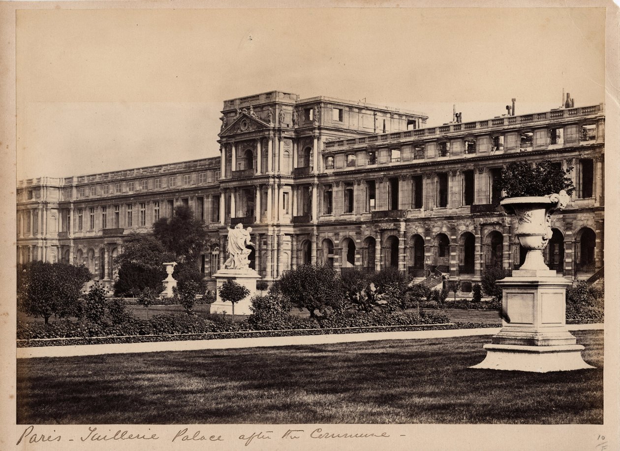 بلدية باريس (1871): منظر لقصر التويلري في باريس حوالي مايو 1871. تصوير مجهول. طباعة على كرتون ، خافت. 29x20 سم بواسطة غير معروف