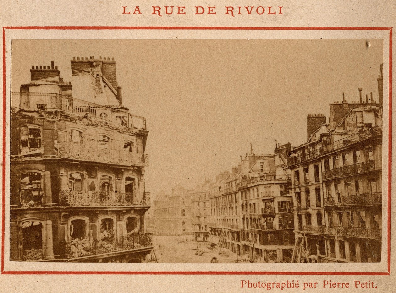 بلدية باريس (1871): منظر لمباني النار في شارع ريفولي في باريس في مايو 1871. صورة بيير بيتيت. طباعة على كرتون ، خافت. 9x5،4 سم بواسطة غير معروف