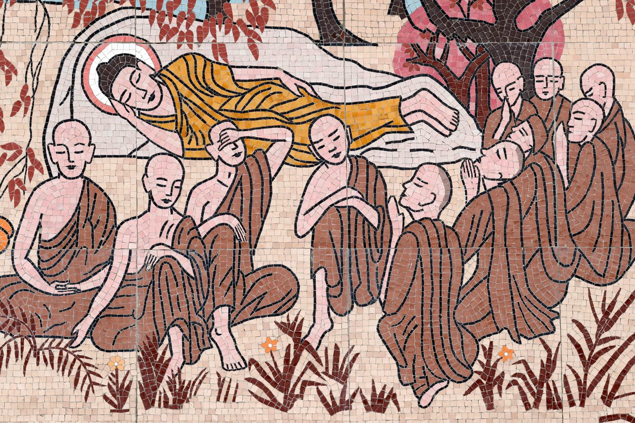 معبد أونج نوي البوذي ، لوحة جدارية على الحائط ، حياة بوذا ، بعد 45 عامًا من تعليم الدارما ، انتقل بوذا إلى بارينيرفانا ، كوي نون ، فيتنام ، 2019 (صورة) بواسطة غير معروف