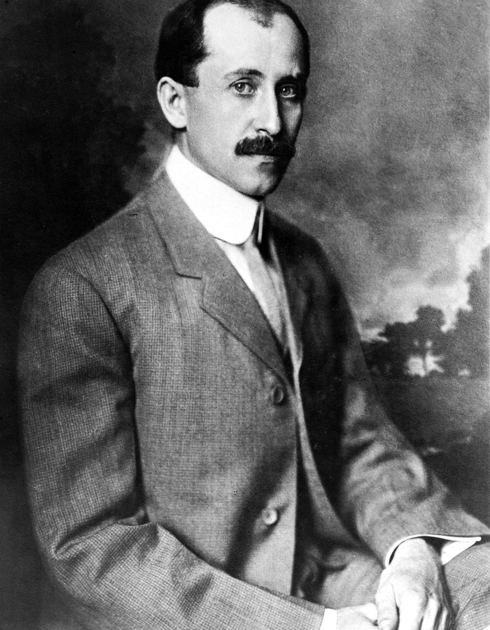 أورفيل رايت ، طيار أمريكي ، ج 1905 بواسطة غير معروف