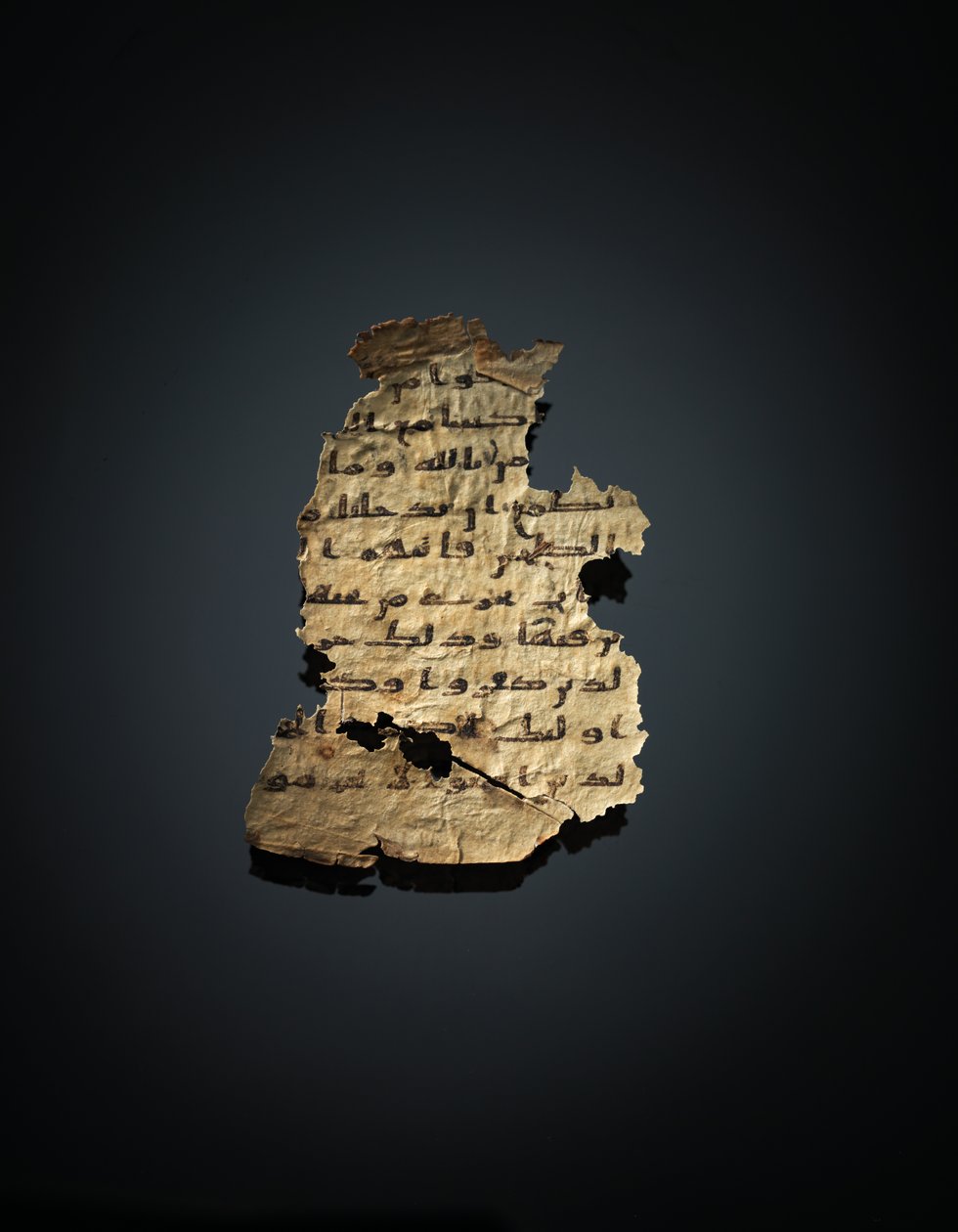 صفحة من طرس قرآني غير مسجل تم نسخه على إنجيل قبطي سابق ، ربما في مصر ، القرن الثامن الميلادي (حبر على ورق) بواسطة غير معروف