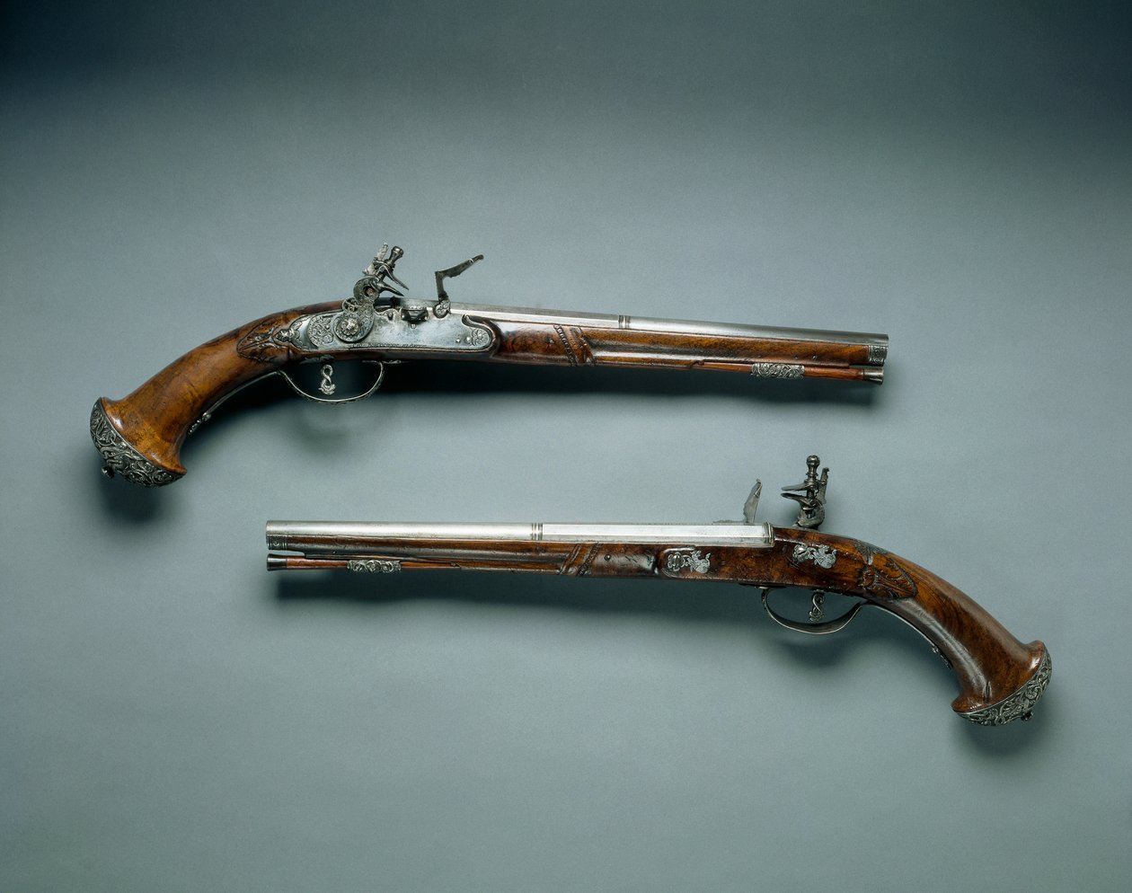 زوج من مسدسات Flintlock ، صانع البرميل Lazarino Cominazzo ، صانع القفل Gio Borgognone ، c.1690-1700 بواسطة غير معروف