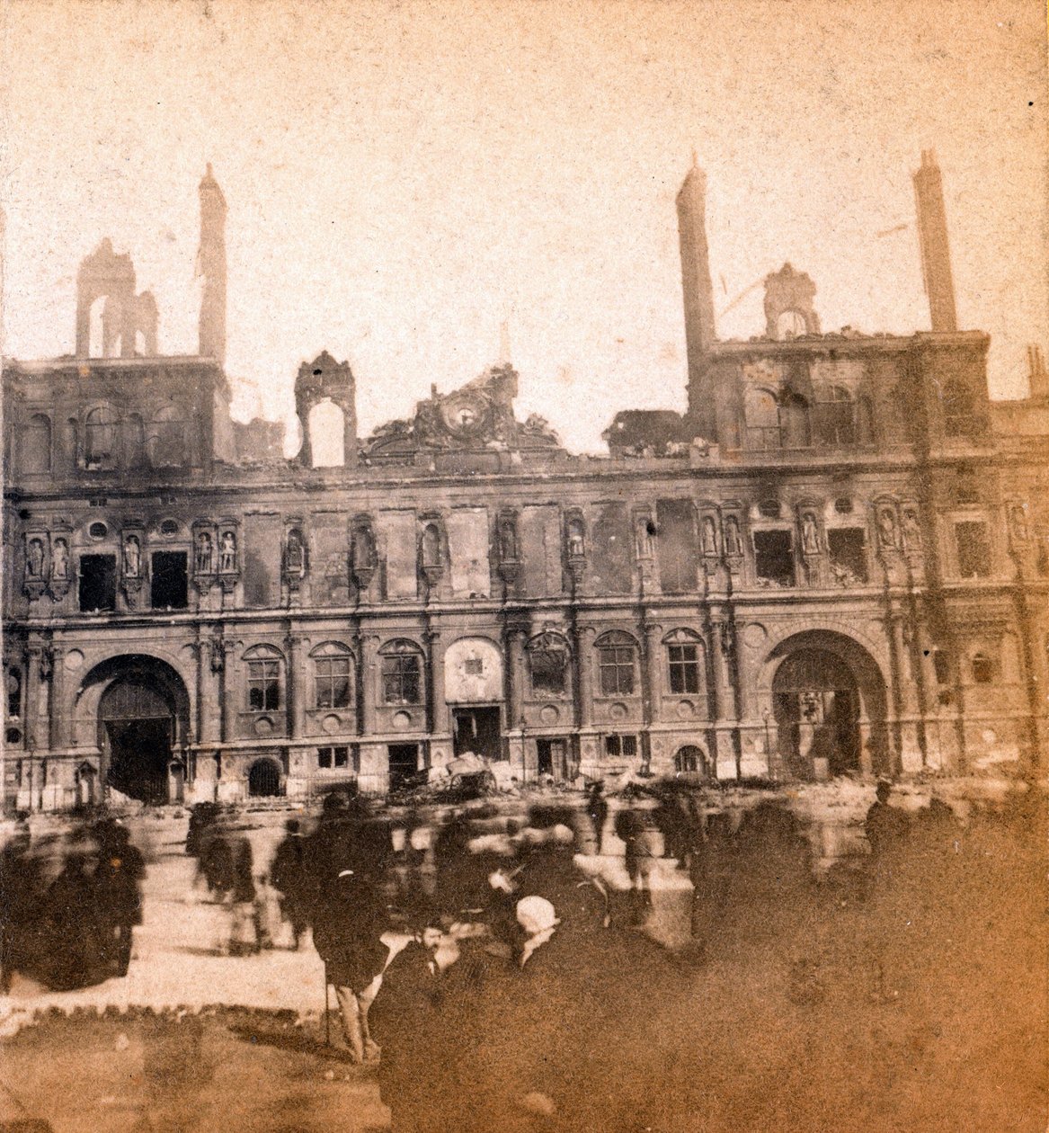 كومونة باريس (1871): منظر لفندق دي فيل بعد حريق مايو 1871. تصوير مجهول. طباعة على كرتون خافت. 8.5x8 سم بواسطة غير معروف