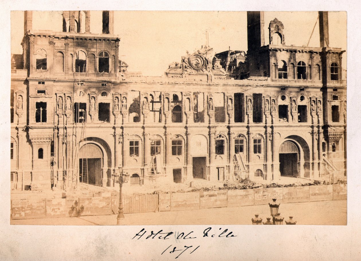 كومونة باريس (1871): منظر لفندق دي فيل بعد حريق مايو 1871. تصوير مجهول. طباعة على كرتون خافت. 15 × 10 سم بواسطة غير معروف