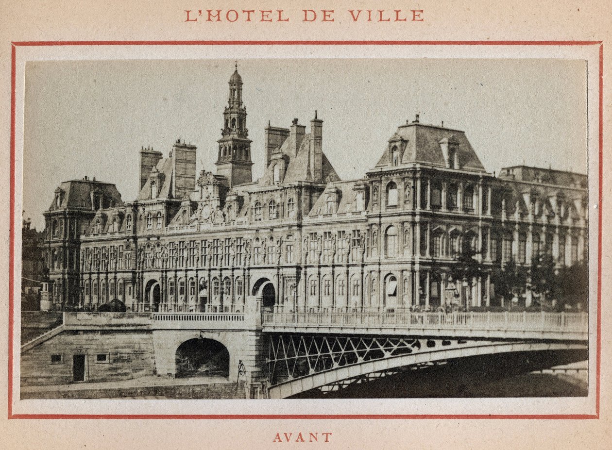 كومونة باريس (1871): منظر لفندق دو فيل في باريس قبل حريقه في مايو 1871. صورة بيير بيتيت. طباعة على كرتون ، خافت. 9x5،4 سم بواسطة غير معروف