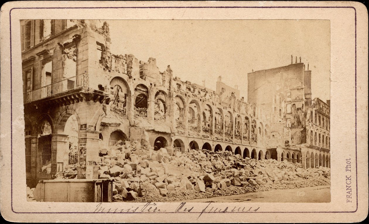 كومونة باريس (1871): منظر لوزارة المالية في حالة خراب في مايو 1871. تصوير فرانك. خافت. 10،3X6،9 سم بواسطة غير معروف