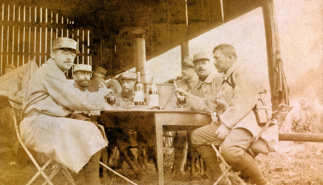 صورة من ألبوم شخصي لأحد ملازم المشاة خلال الأشهر الأولى من الحرب العالمية الأولى بواسطة غير معروف