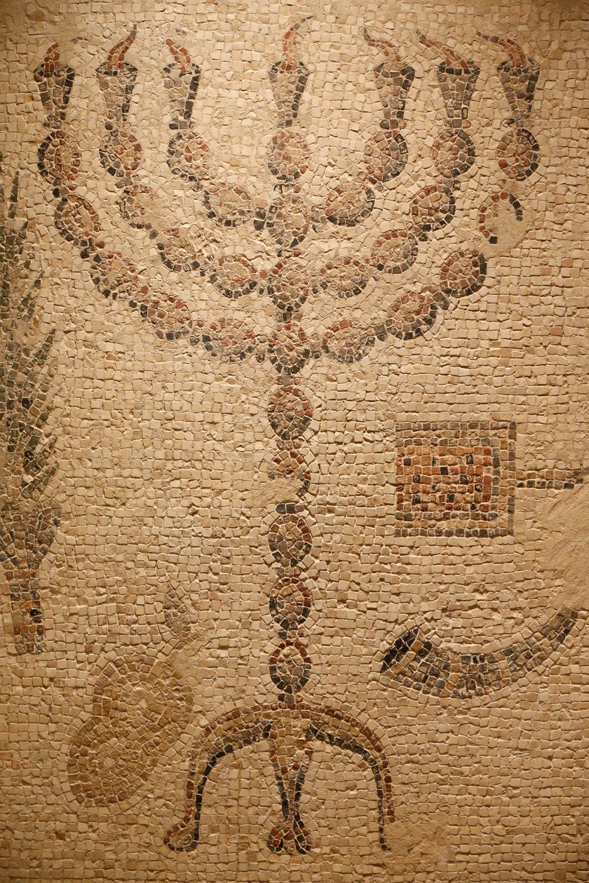 جزء من أرضيات فسيفساء كنيس (نسخة طبق الأصل) - الأصل: Beth Alpha Synagogue ، إسرائيل - القرن السادس الميلادي - Menorah - المتحف اليهودي نيويورك ، نيويورك ، الولايات المتحدة بواسطة غير معروف