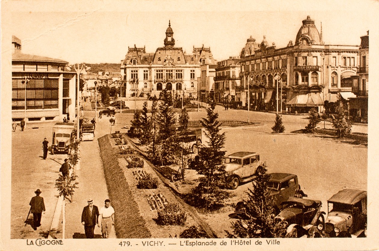بطاقة بريدية / The Town Hall Esplanade / Vichy / Allier / Auvergne / France بواسطة فنان غير معروف