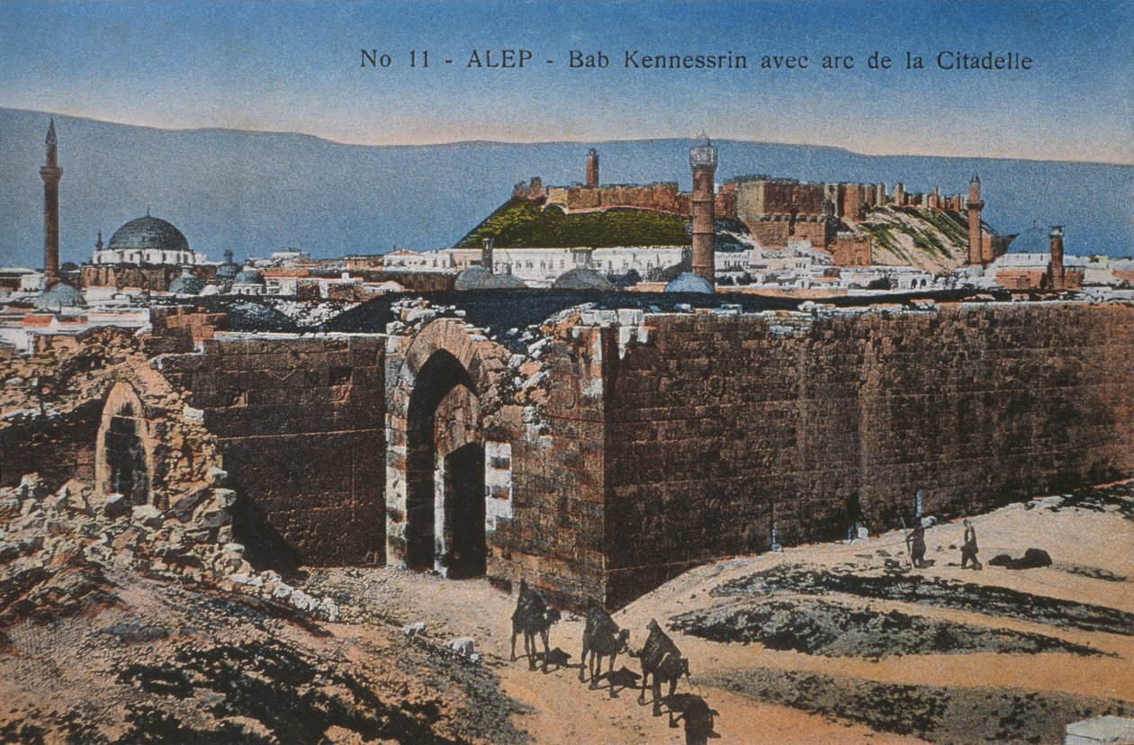 بطاقة بريدية تصور باب قوينسرين والقلعة في حلب حوالي عام 1920 (صورة ضوئية ملونة) بواسطة غير معروف