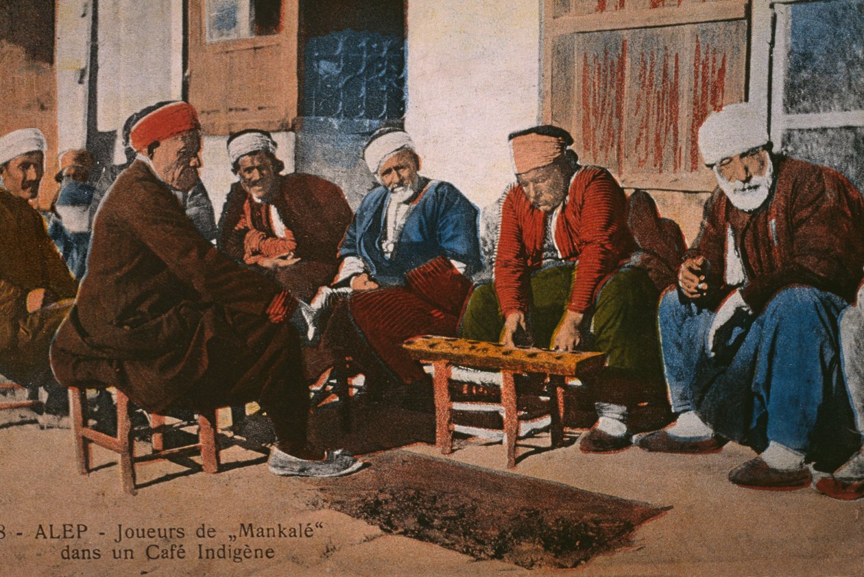 بطاقة بريدية تصور لاعبين منقلة في مقهى بحلب ، سوريا ، حوالي عام 1920 (صورة فوتوغرافية ملونة) بواسطة غير معروف