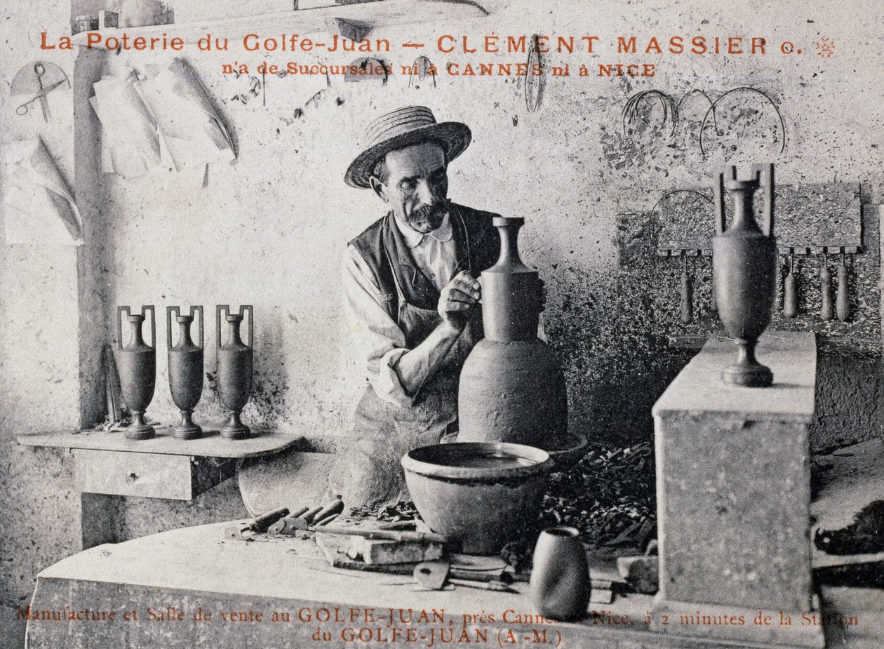 بطاقة بريدية مع كليمنت ماسير (1844-1917) ، الخزاف الرئيسي لـ Poterie de Golf-Juan في العمل في الاستوديو الخاص به ، فرنسا ، القرن العشرين بواسطة فنان غير معروف