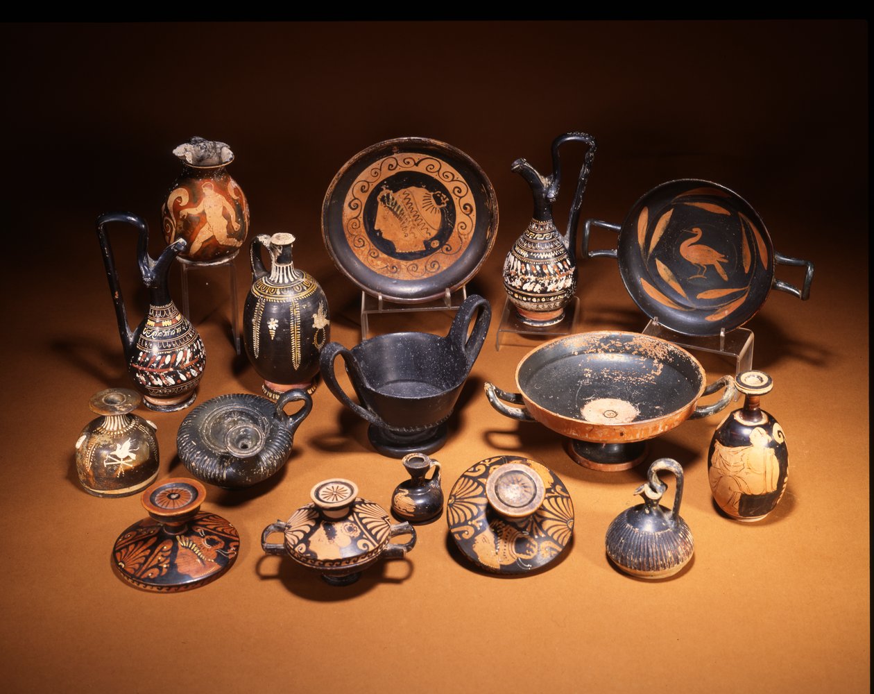 مجموعة فخار تُظهر مجموعة فخار من Etruscan Bucchero Ware kantharos و Gnathia Ware guttus ، وسط ، كلاهما من القرن السادس قبل الميلاد (صورة) بواسطة غير معروف