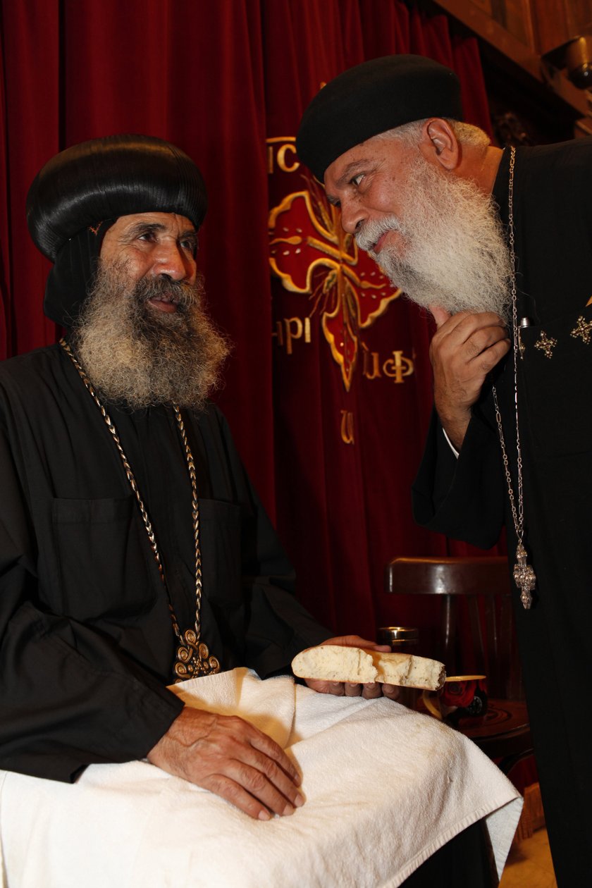 Priests in Abbassiya coptic church Le Caire Egypte بواسطة غير معروف