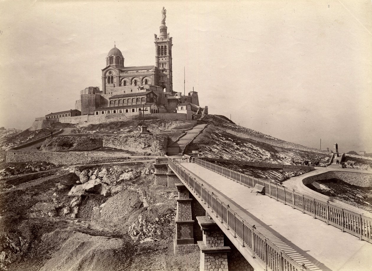 العمارة الدينية: منظر خارجي لكاتدرائية نوتردام دي لا غارد (نوتردام دي لا غارد) ، التي تُعرف أيضًا باسم "الأم الطيبة" (1853-1864) ، والتي تم بناؤها وفقًا لخطط المهندس المعماري هنري إسبيرانديو (1829) -1874). مرسيليا ، بوش دو رون (13) ، cen بواسطة فنان غير معروف