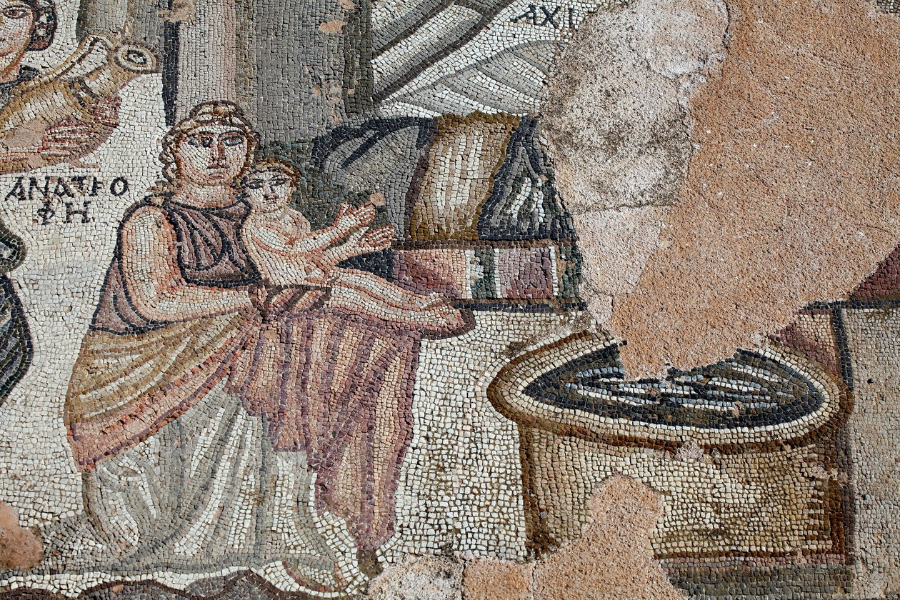 تمثيل أخيل المولود حديثًا مع ممرضته Anatrophe و Ambrosia ، رمز طعام الآلهة والخلود ، جلب الماء في جرة ذهبية - التفاصيل من اللوحة التي تمثل الحمام الأول من Achilles - Paphos Mosaics ، Villa of Thisus ، 5 بواسطة غير معروف
