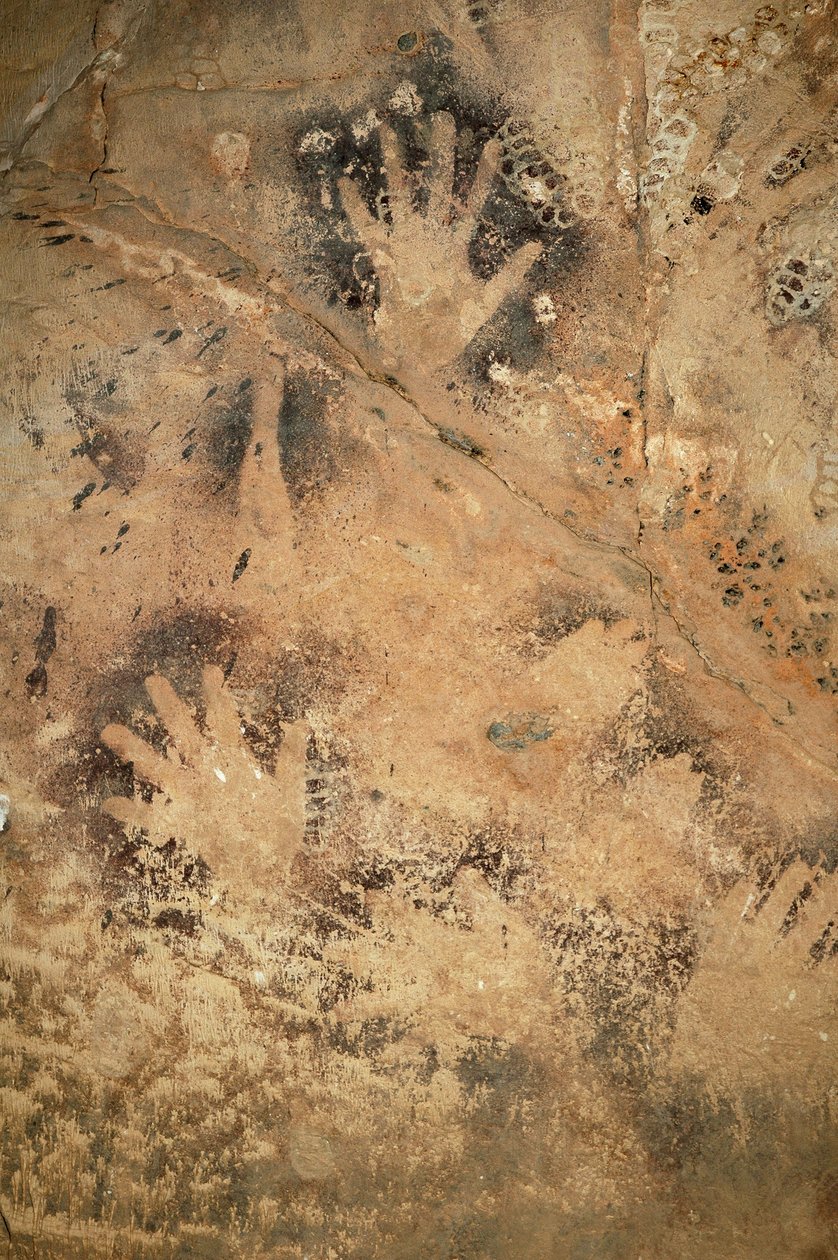 Rock art, Prehistory: Negative hands in a cave of Ouadi el Obeyd in the White Desert, Egypt. Period from 8000 to 3000 years BC. Photography بواسطة غير معروف