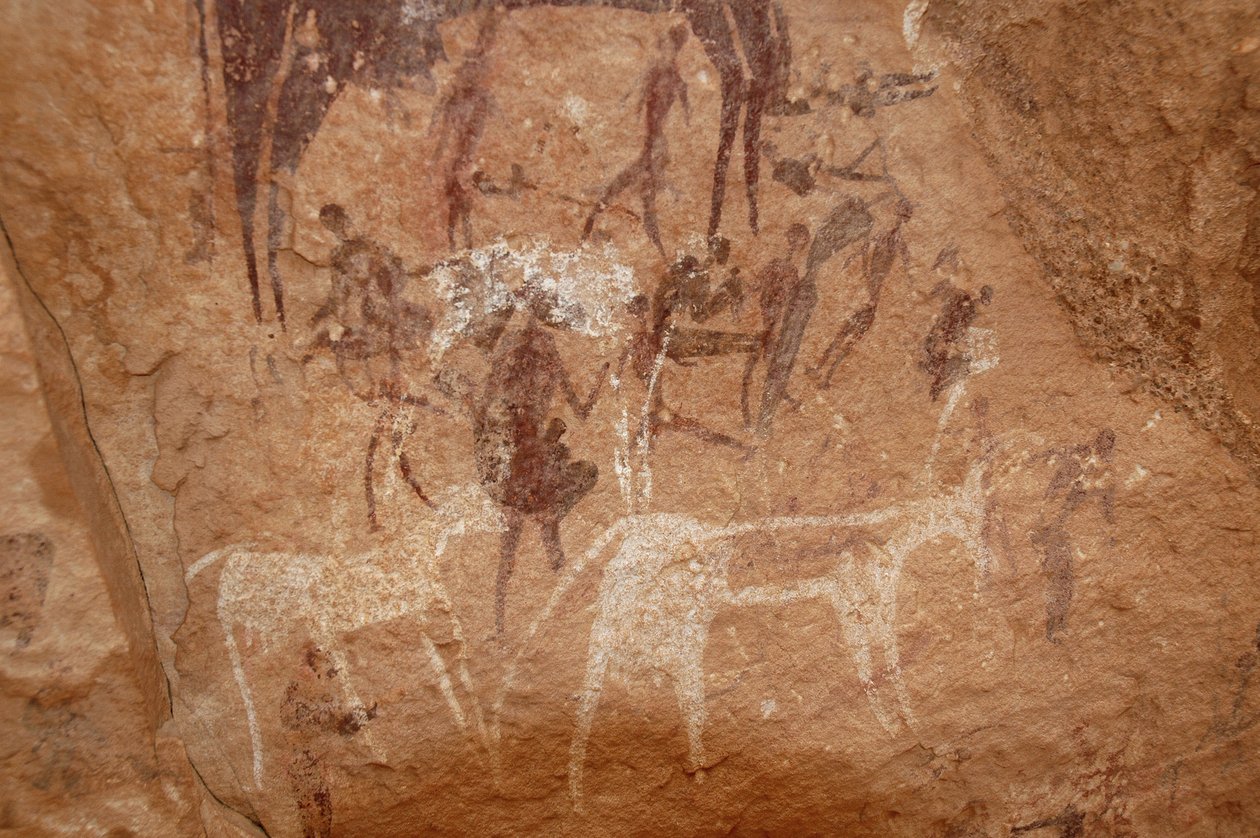 الفن الصخري ، عصور ما قبل التاريخ: رسم على الصخور لشخصيات وأبقار في ملجأ مزخرف في سلسلة العوينات ، السودان (كركور الطلح أو كركور الطلح). الفترة من 8000 إلى 3000 سنة قبل الميلاد. التصوير بواسطة غير معروف