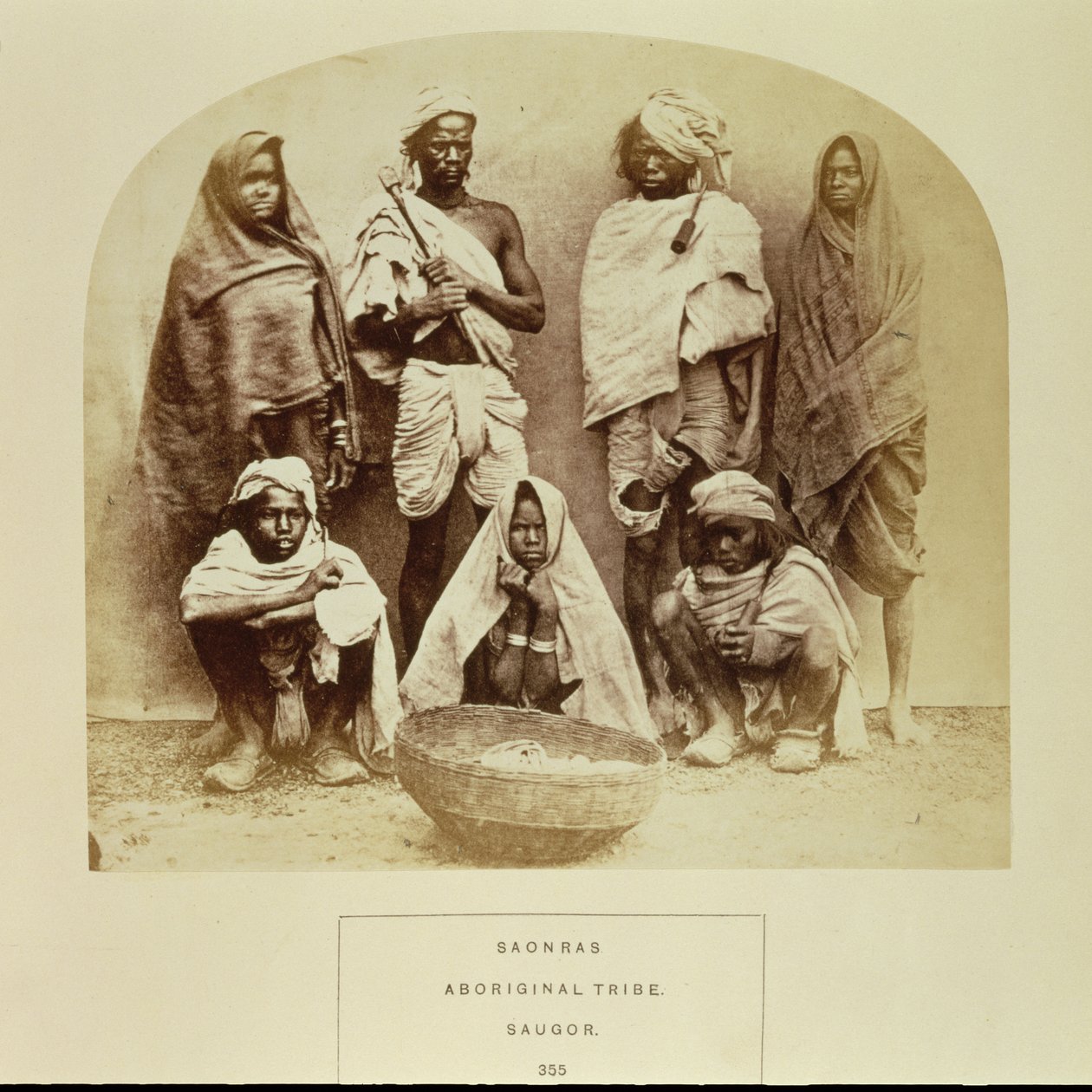 Saonras ، قبيلة من السكان الأصليين من Saugor ، وسط الهند ، لا. 355 من "وجوه الهند" ، حانة. 1872 (صورة بني داكن) بواسطة غير معروف