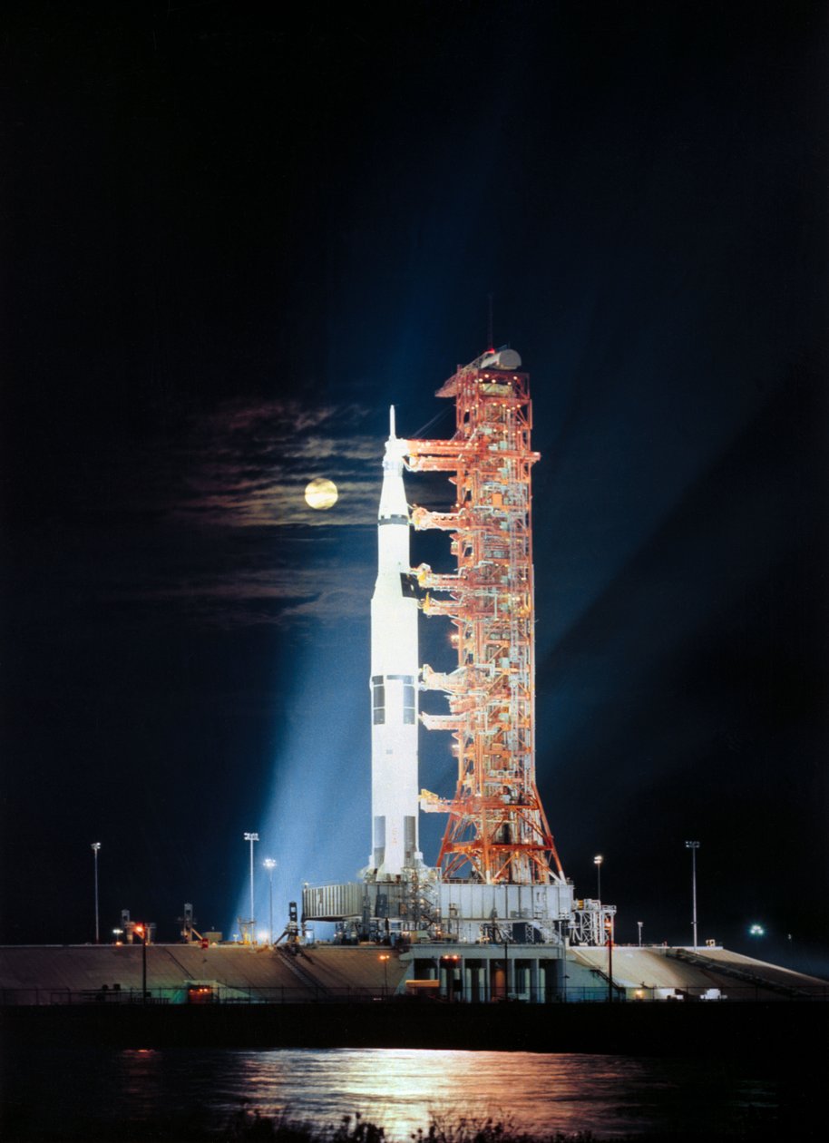 تضيء الأضواء الكاشفة هذا المشهد الليلي في Pad A ، Launch Complex 39 ، مركز كينيدي للفضاء ، فلوريدا ، تظهر مركبة الفضاء أبولو 17 (المركبة الفضائية 114 / الوحدة القمرية 12 / زحل 512) أثناء الاستعدادات السابقة للإطلاق بواسطة غير معروف