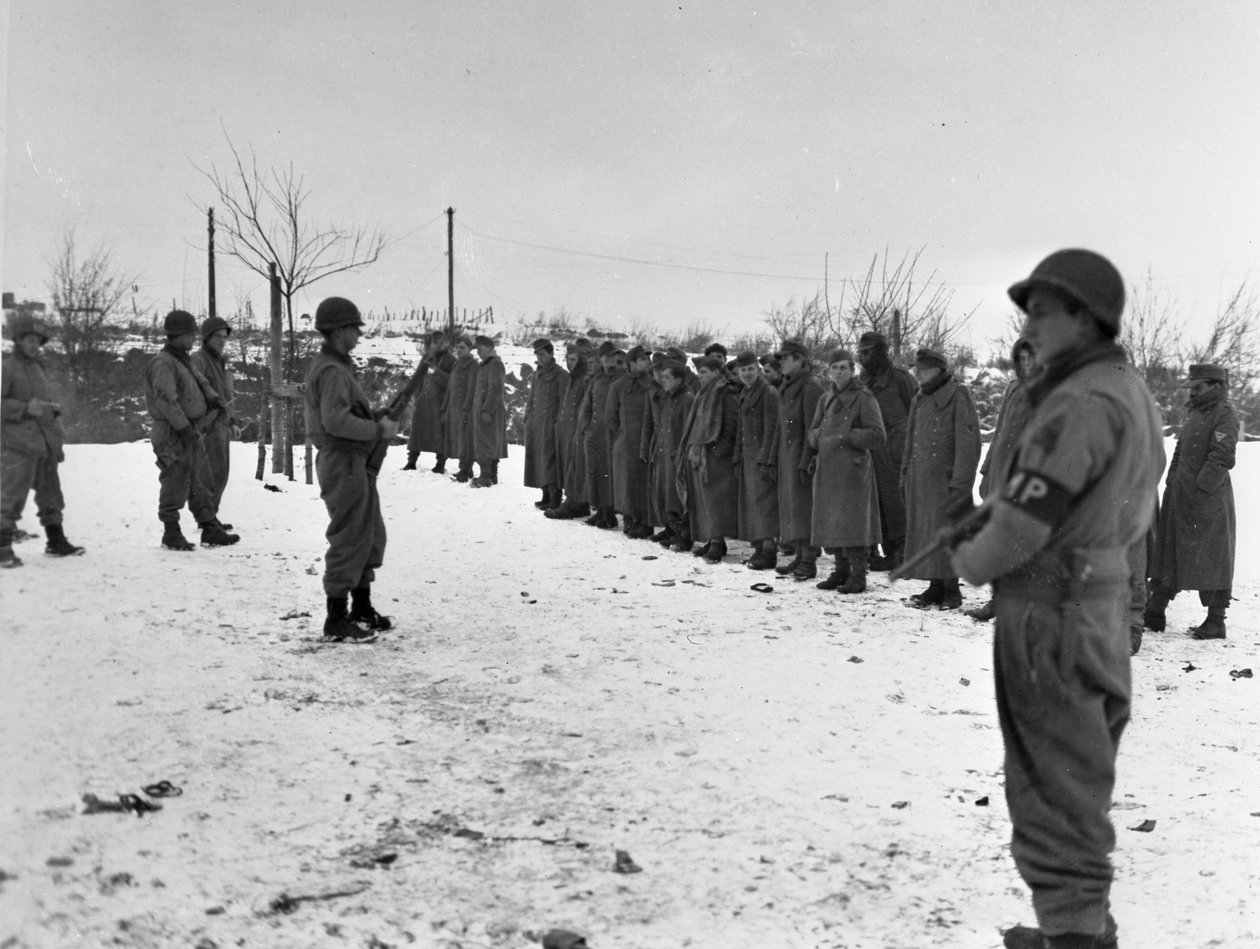 الحرب العالمية الثانية (1939-1945) - الحرب العالمية الثانية (الحرب العالمية الثانية أو الحرب العالمية الثانية): بالقرب من باستون (بلجيكا) 28 ديسمبر 1944: أسر الجنود الألمان من قبل البحرية الأمريكية السادسة بواسطة غير معروف