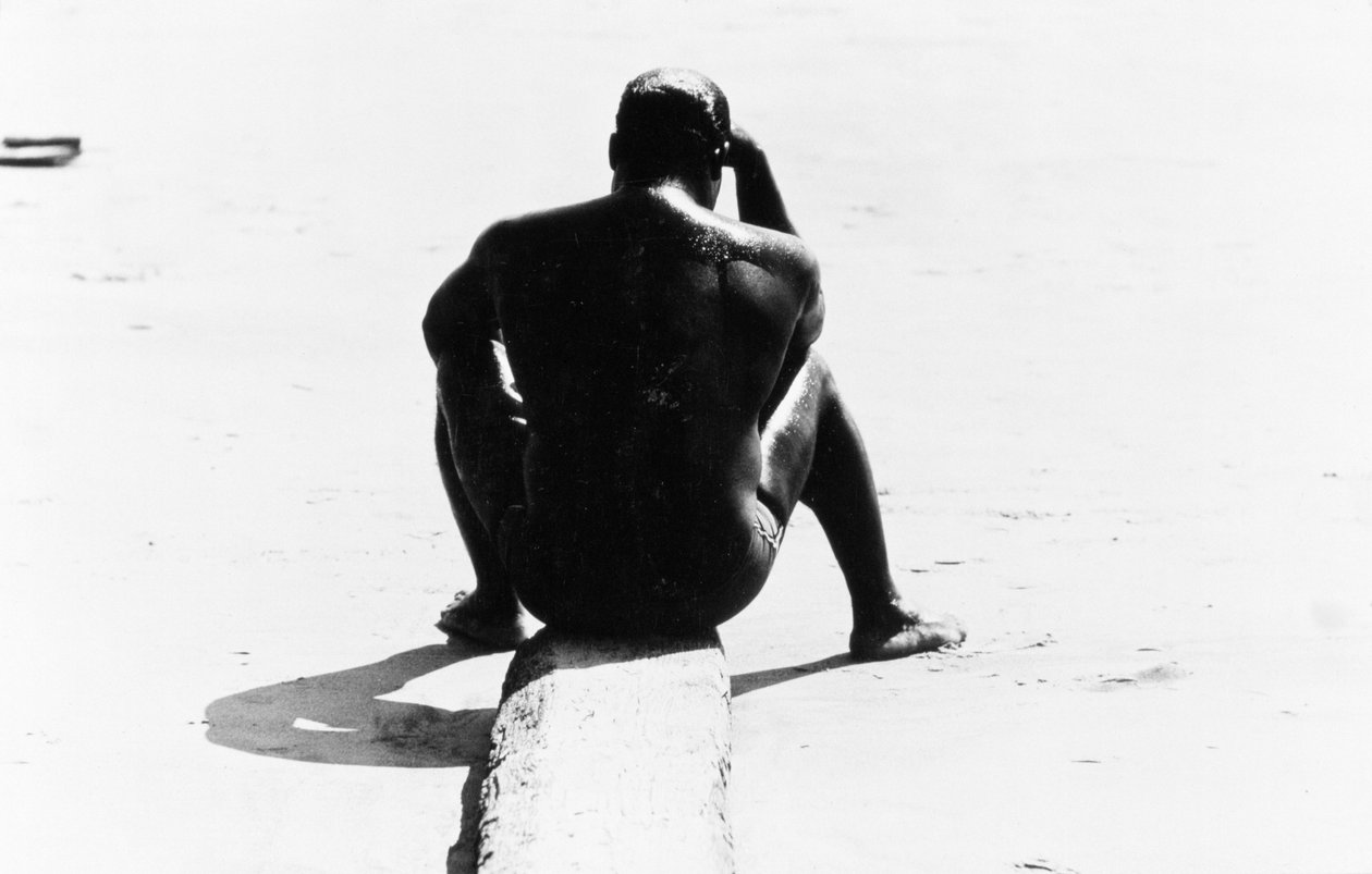 رجل جالس بدون قميص في جزيرة كوني ، بدون عنوان 32 ، حوالي 1953-64 (صورة b / w) بواسطة فنان غير معروف