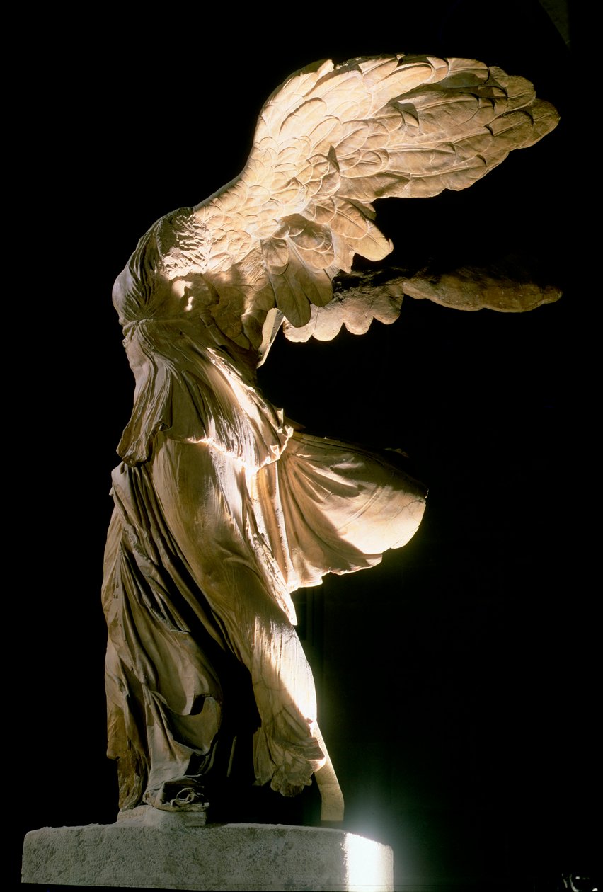 منظر جانبي لانتصار Samothrace (رخام باريان) (انظر أيضًا 94601-03 و 154093) بواسطة غير معروف