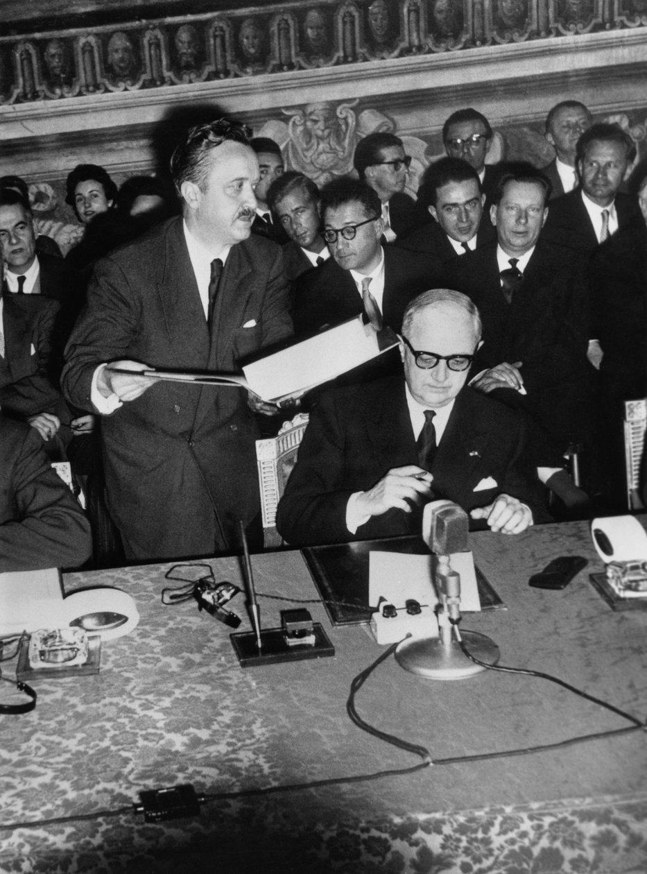 توقيع معاهدة روما (المسيرة المشتركة) مع كريستيان بينو وزير الخارجية الفرنسي. 26 مارس بواسطة غير معروف