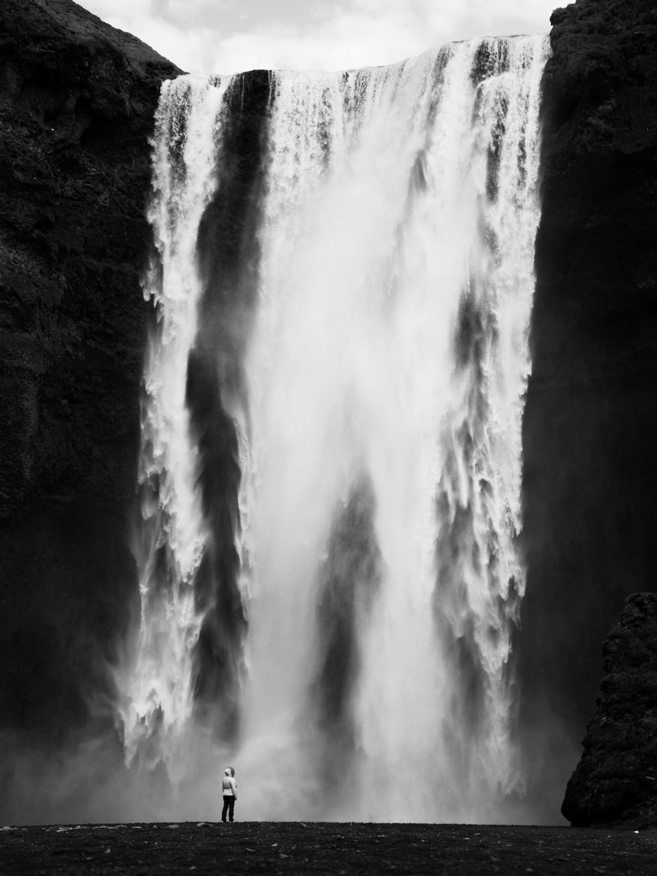 Skógafoss ، أيسلندا ، 2011 (b / w photo) بواسطة فنان غير معروف