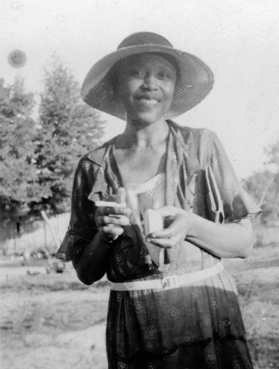 امرأة مبتسمة ، حوالي 1935 (صورة أبيض وأسود) بواسطة فنان غير معروف