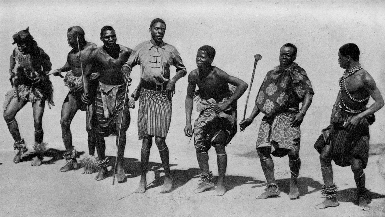 جنوب أفريقيا. فتيان كافر خفيفي القلوب ينغمسون في أغنية ورقصة منسقة. 1920 بواسطة غير معروف