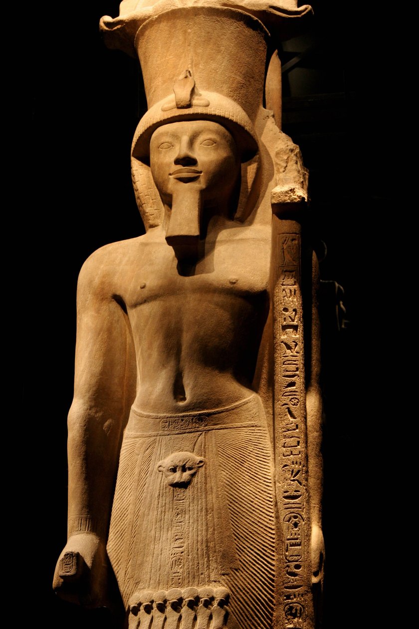 Statue of Pharaoh Sethi II (Seti or Sety) (1200-1194 BC) of the 19th dynasty in pink gres, it carries a sceptre with the symbol of the god Amon, Egyptian Museum of Turin. بواسطة غير معروف