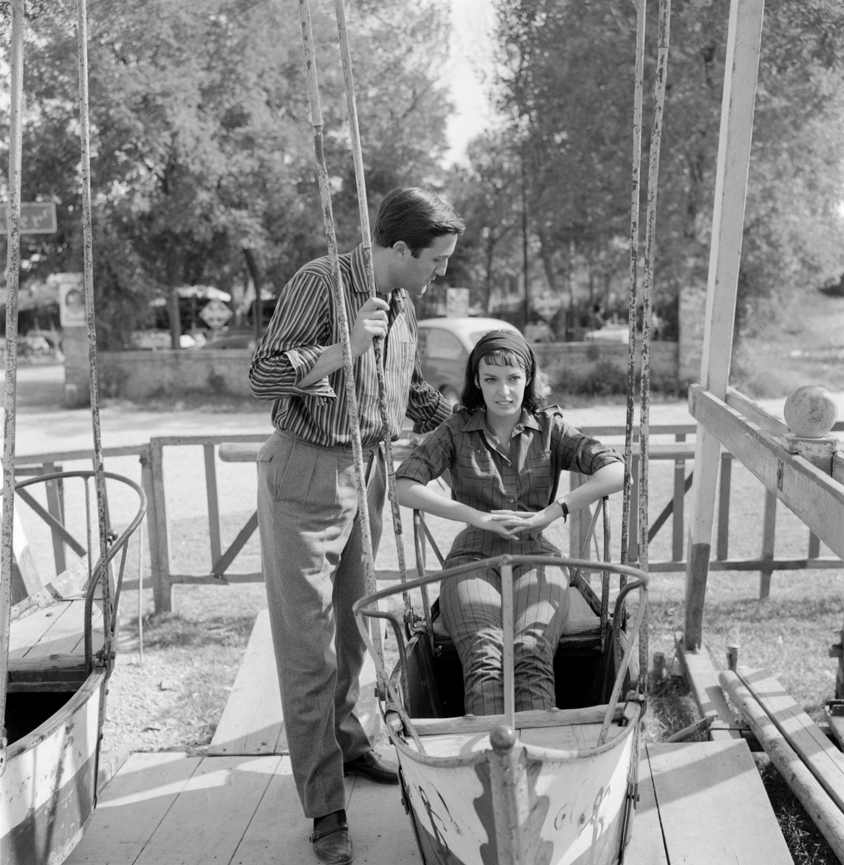 الممثلة ماري لافوريت مع بويدي المخرج جين جبريل ألبيكوكو في فينيس ليدو - 1961 (على أرجوحة) بواسطة غير معروف