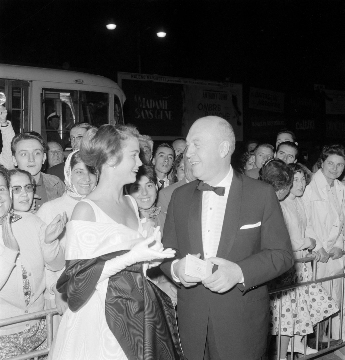 المخرج أوتو بريمينغر مع الممثلة لي تذكر في مهرجان الفيلم الدولي في فينيس ليدو - 1959 بواسطة غير معروف