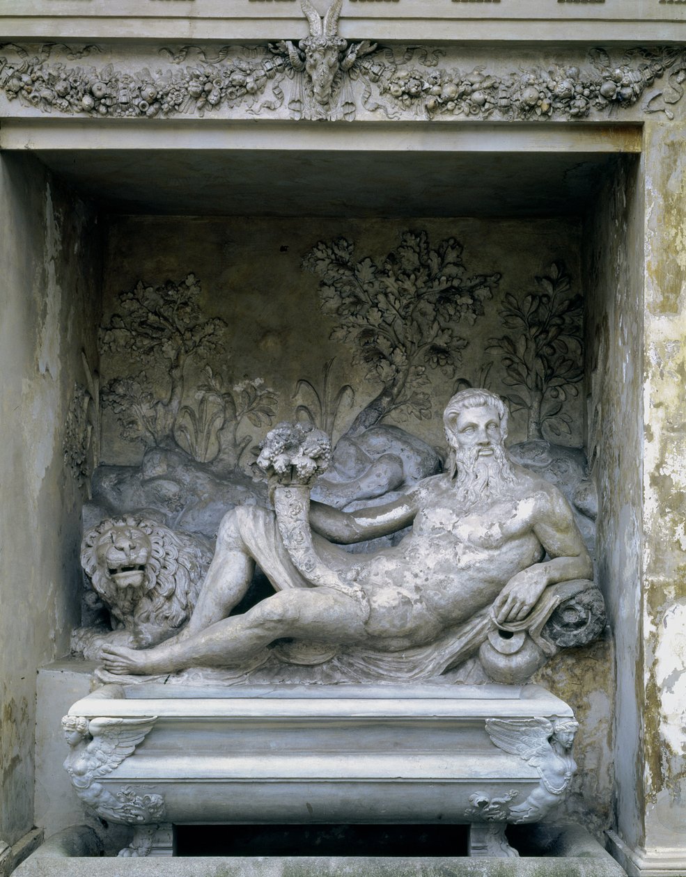 Nymphaeum ، تفاصيل تمثال لإله النهر داخل كوة تحمل الوفرة ، صممه Giacomo Vignola (1507-75) و Bartolomeo Ammannati (1511-92) 1551-55 (حجر) بواسطة غير معروف