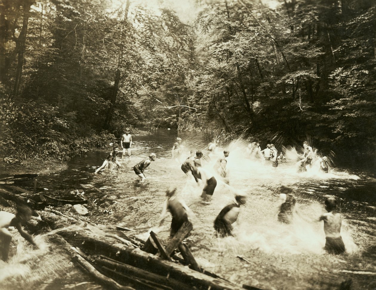 حفرة السباحة القديمة ، الولايات المتحدة ، حوالي عام 1920 (صورة بالأبيض والأسود) بواسطة فنان غير معروف