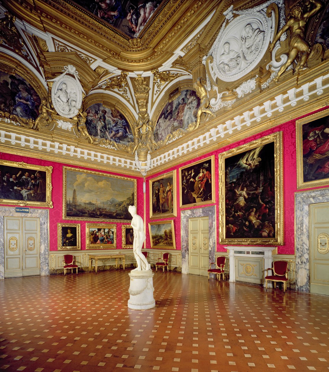 "Sala di Venere" (قاعة فينوس) التي تحتوي على Venus Italica بواسطة أنطونيو كانوفا (1757-1822) (صورة) بواسطة غير معروف