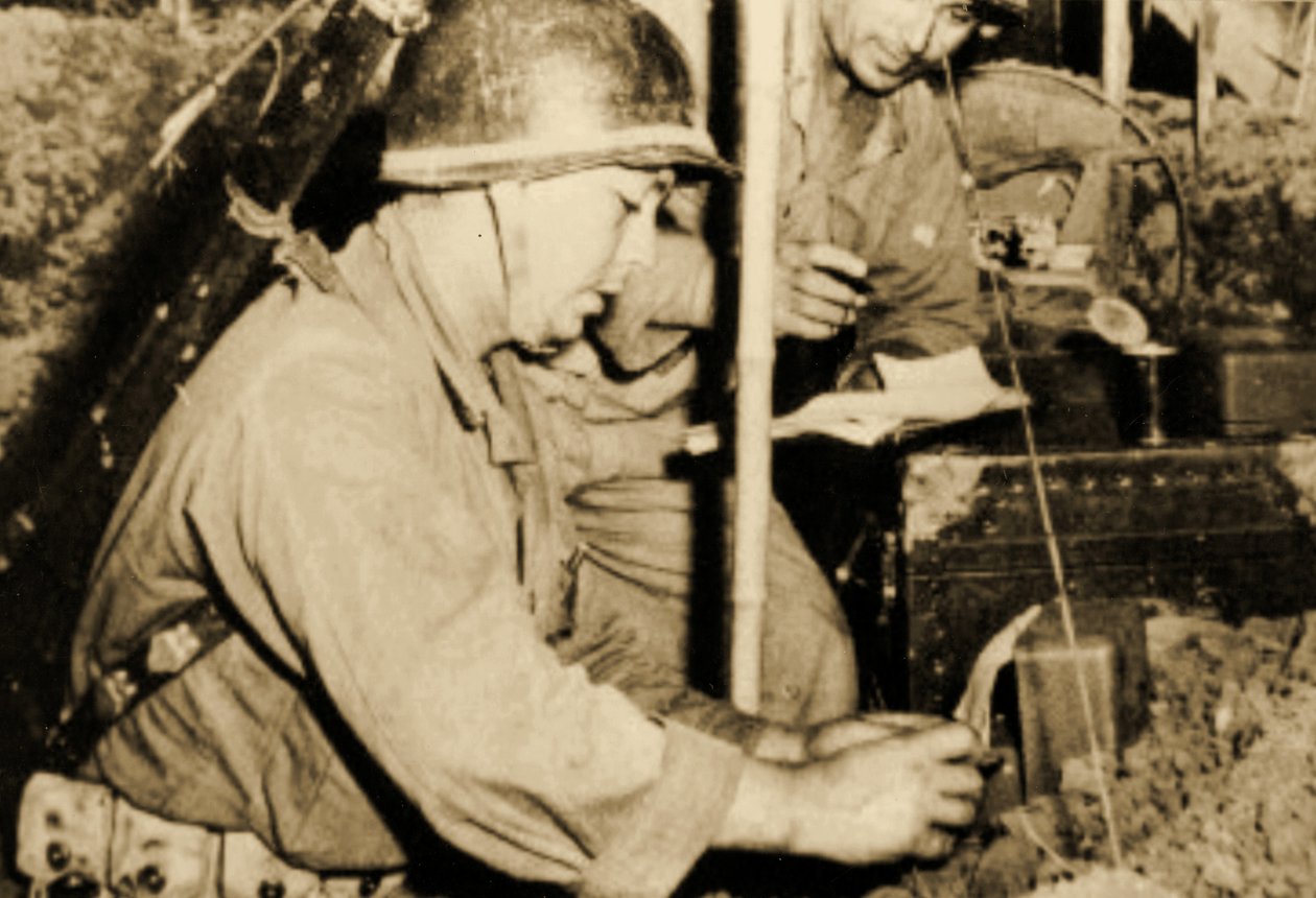 القوات في مركز الاتصالات ، كامب كليبورن ، لويزيانا ، 1943 (صورة بني داكن) بواسطة بارتولومي إستيبان موريللو واستوديو