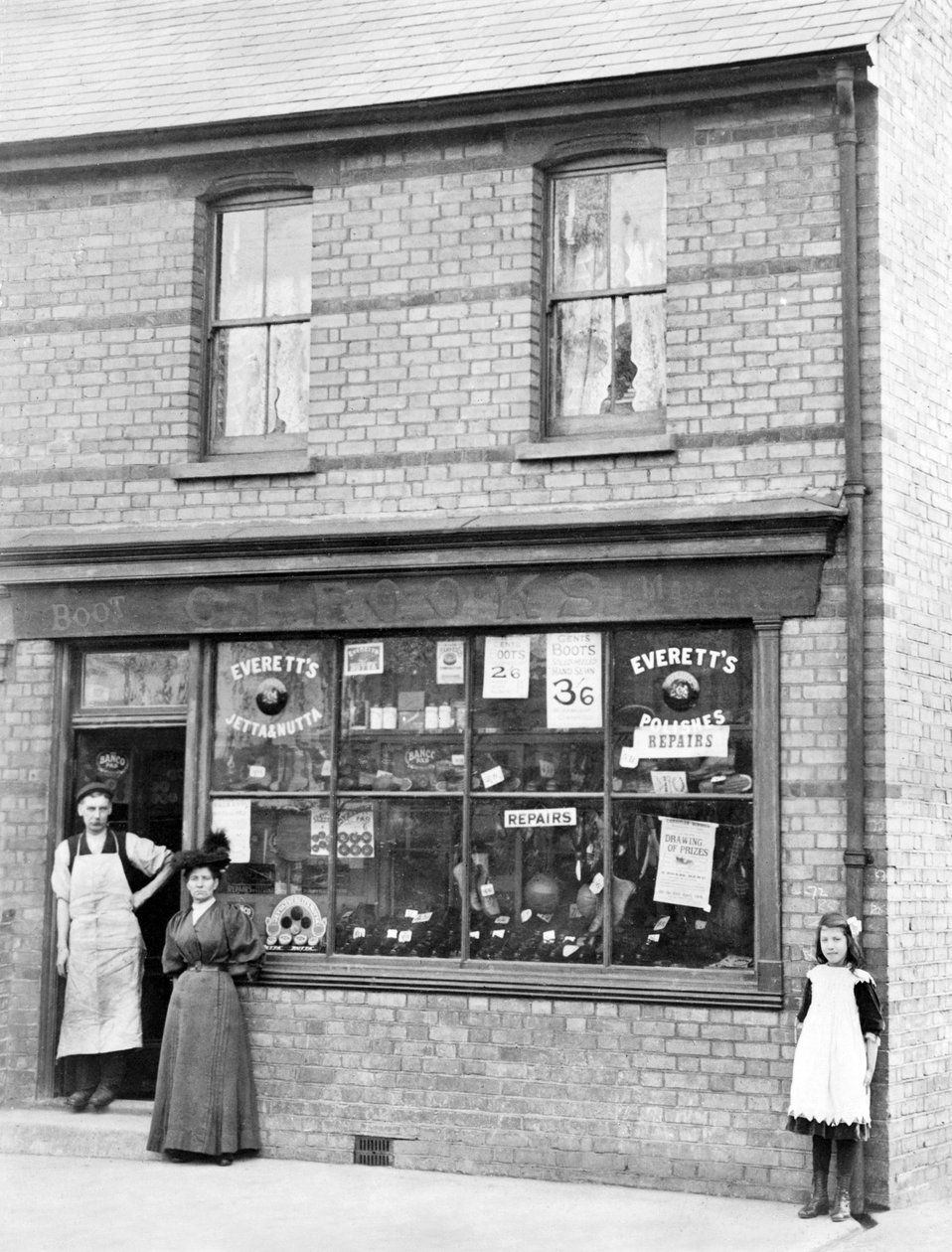 المملكة المتحدة: A Cobblers Shop - c1903 بواسطة غير معروف