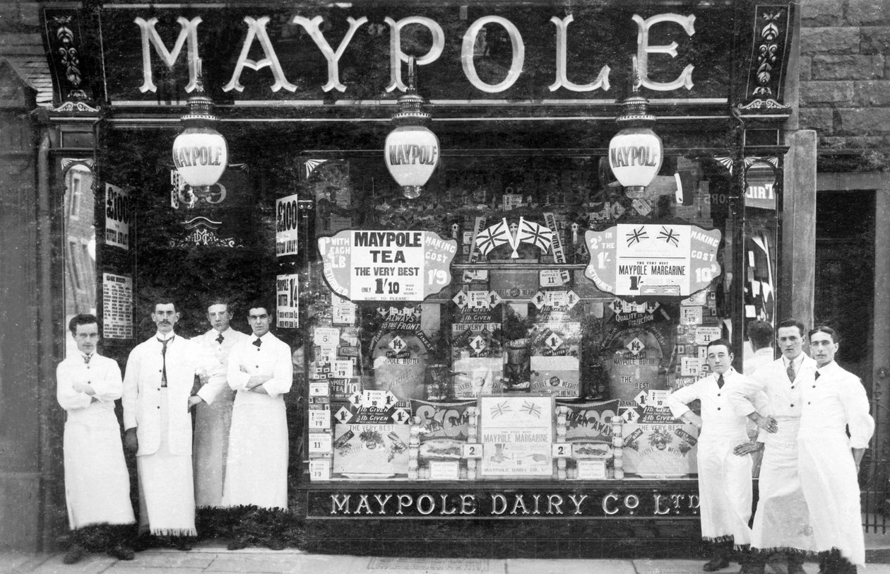 المملكة المتحدة: يقف الموظفون خارج متاجر الألبان Maypole بواسطة غير معروف