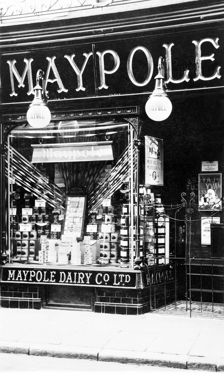 المملكة المتحدة: The Maypole Dairy Shop في شارع البنك بواسطة غير معروف