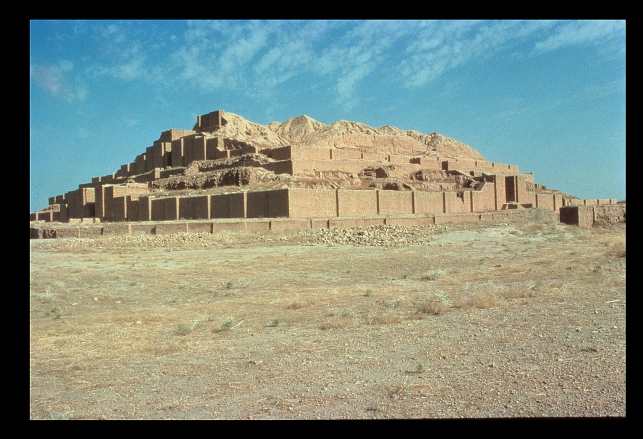 منظر من جنوب الزقورة بناه الملك العيلامي أونتاش غال (1265-46 قبل الميلاد) (صورة) بواسطة غير معروف