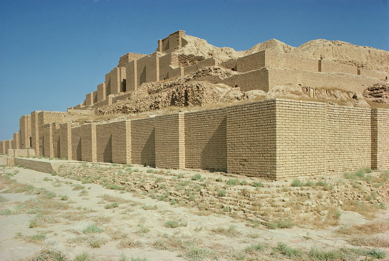 منظر من جنوب الزقورة بناه الملك العيلامي أونتاش غال (1265-46 قبل الميلاد) (صورة) بواسطة غير معروف