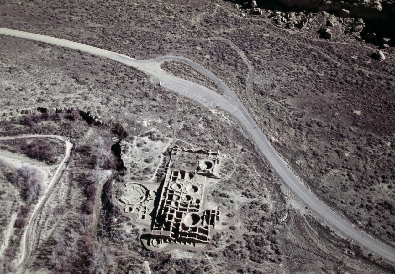 منظر لمستوطنة Anasazi القديمة ، حديقة Chaco Ruins Culture National Park ، Chaco Canyon ، نيو مكسيكو ، الولايات المتحدة الأمريكية ، حضارة Anasazi بواسطة فنان غير معروف