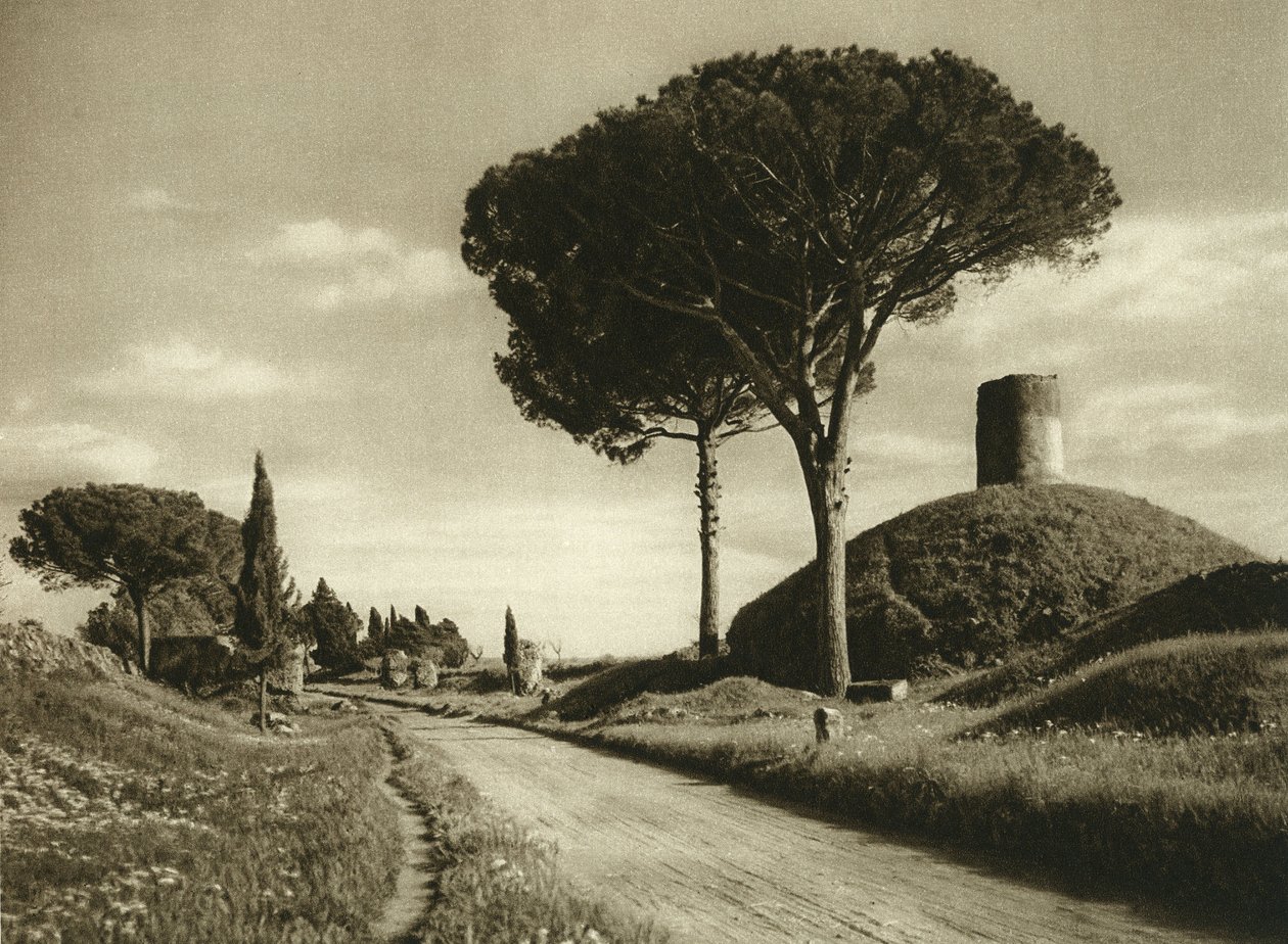 View of the Appian Way (via appia). It is one of the most important Roman roads with many remains still visible بواسطة غير معروف