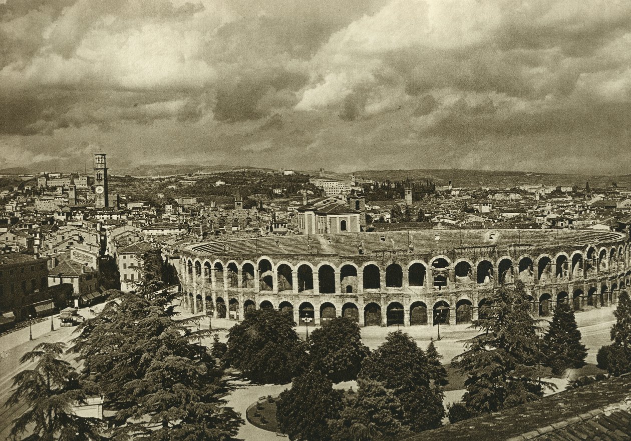 منظر للأرينيات والبرمائيات الرومانية ومدينة فيرونا عام 1925 بواسطة غير معروف