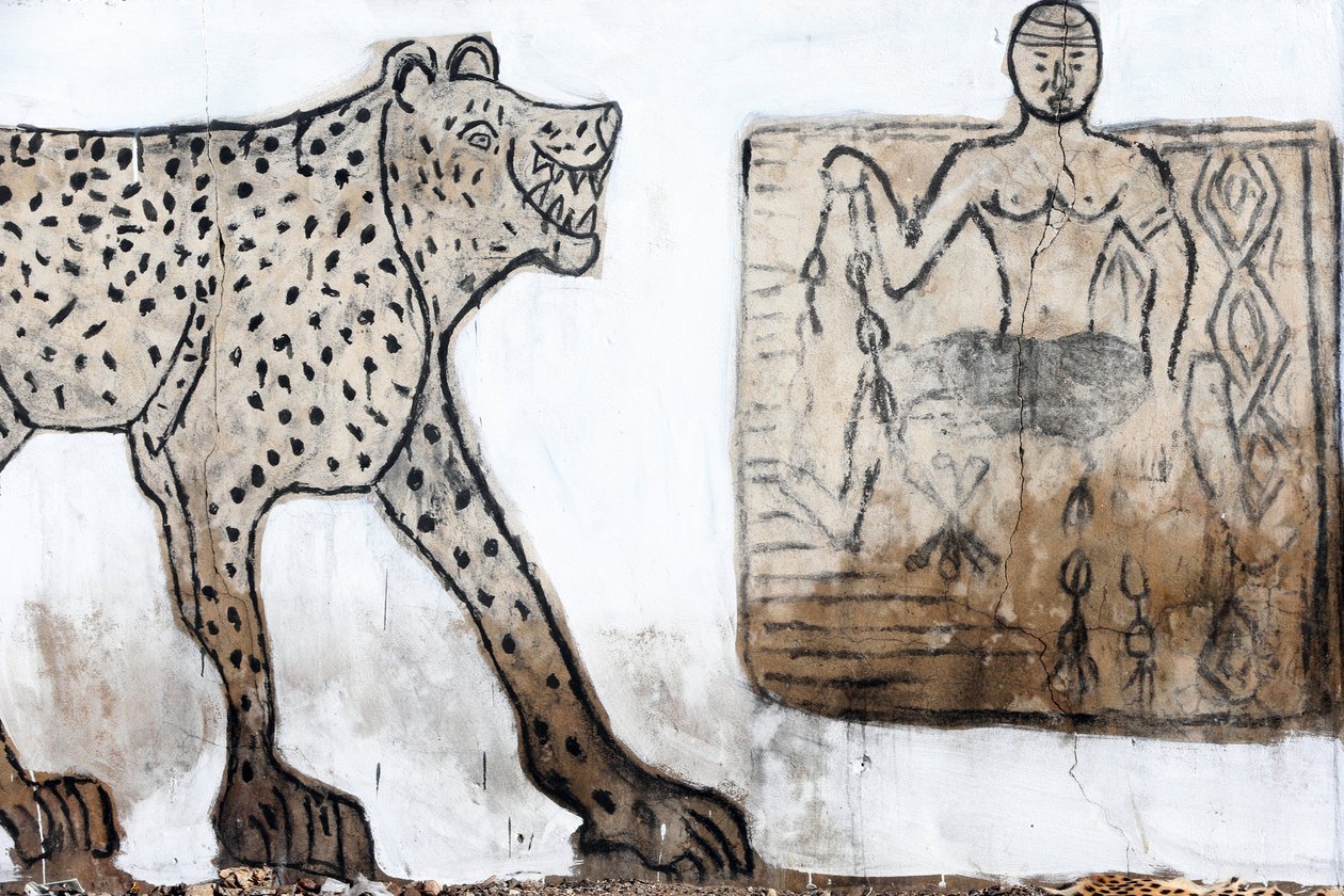 لوحة جدارية الفودو في سوق Akodessewa Fetish ، المعروف باسم أكبر سوق للشعوذة في العالم. لومي ، توغو بواسطة غير معروف