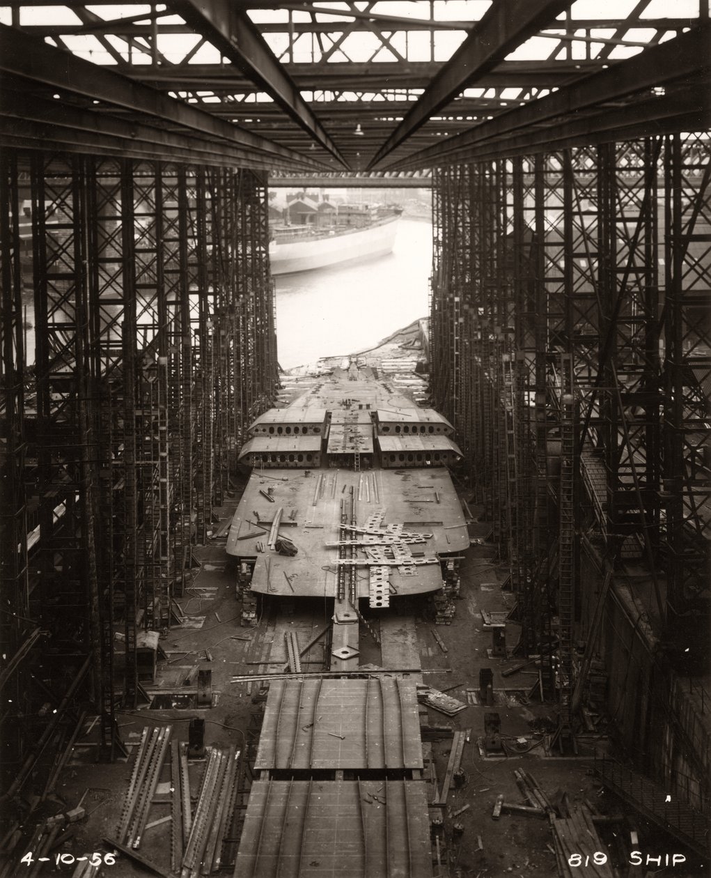 يبدأ العمل في القاع المزدوج لـ "Northbank" في حوض بناء السفن في William Doxford & Sons ، Sunderland ، 4 أكتوبر 1956 (صورة بالأبيض والأسود) بواسطة فنان غير معروف
