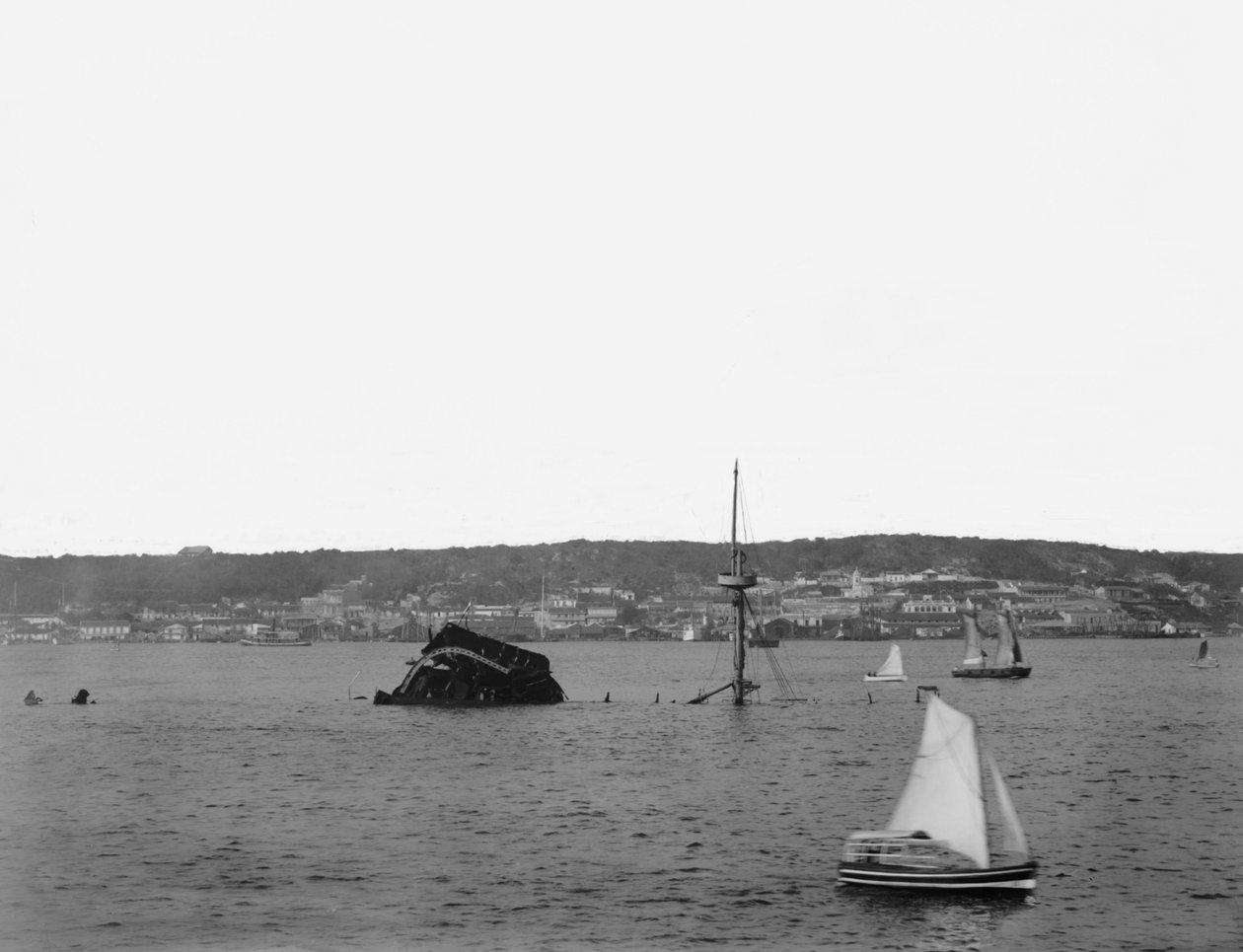 حطام مين ، هافانا ، كوبا (b / w photo) بواسطة غير معروف